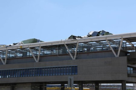 Téléchargez les photos : SAO PAULO (SP), Brésil 01 / 09 / 2024 - Pluie et vents forts ont abattu une partie du toit du terminal ferroviaire d'Estacao Aeroporto, à l'aéroport international de Sao Paulo, à Guarulhos, dans l'après-midi de ce lundi (8). - en image libre de droit