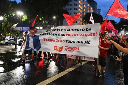 Téléchargez les photos : Sao Paulo (SP), Brésil 01 / 10 / 2024 - Les manifestants se réunissent dans le fret au théâtre municipal de Sao Paulo dans un acte contre l'augmentation des tarifs d'autobus, ce mercredi (10). - en image libre de droit