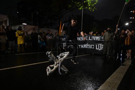 Téléchargez les photos : Sao Paulo (SP), Brésil 01 / 10 / 2024 - Les manifestants se réunissent dans le fret au théâtre municipal de Sao Paulo dans un acte contre l'augmentation des tarifs d'autobus, ce mercredi (10). - en image libre de droit