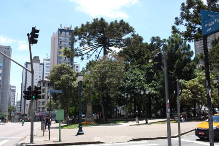 Téléchargez les photos : CURITIBA (PR), Brésil 01 / 10 / 2024 - Une autre journée chaude en été dans la capitale du Parana, où les consommateurs, les touristes et le grand public ont profité de l'occasion pour profiter du centre-ville - en image libre de droit