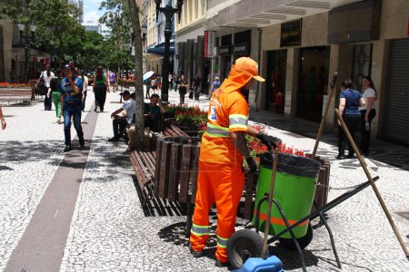 Foto de CURITIBA (PR), Brasil 01 / 10 / 2024 - Otro día caluroso en el verano en la capital de Paraná, donde los consumidores, turistas y el público en general aprovecharon la oportunidad para disfrutar del centro de la ciudad - Imagen libre de derechos