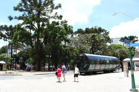 Foto de CURITIBA (PR), Brasil 01 / 10 / 2024 - El transporte público de Curitiba es uno de los mejores del país y también fue el pionero en Brasil en utilizar "tubos" para conexiones de pasajeros. En la capital de Paraná hay varias Terminales - Imagen libre de derechos