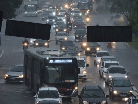 Téléchargez les photos : Sao Paulo (SP), Brésil 01 / 10 / 2024 - Une tempête a frappé la zone sud de Sao Paulo en fin d'après-midi ce mercredi (10) causant beaucoup de trafic et d'inondations dans la région du terminal Joao Dias, zone sud de Sao Paulo. - en image libre de droit