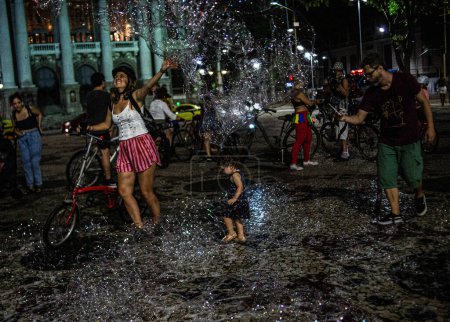 Foto de RIO DE JANEIRO (RJ), Brasil 01 / 12 / 2024 - Paseo en bicicleta en honor a la artista circense venezolana Julieta Hernández, quien fue asesinada en diciembre en Manaus. El evento tuvo lugar en el centro de la ciudad de Río de Janeiro - Imagen libre de derechos