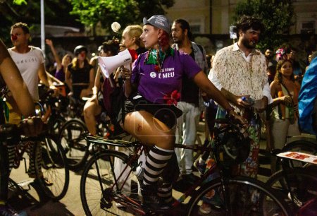 Téléchargez les photos : RIO DE JANEIRO (RJ), Brésil 01 / 12 / 2024 - Balade à vélo en l'honneur de l'artiste de cirque vénézuélienne Julieta Hernandez, assassinée en décembre à Manaus. L'événement a eu lieu dans le centre-ville de Rio de Janeiro - en image libre de droit