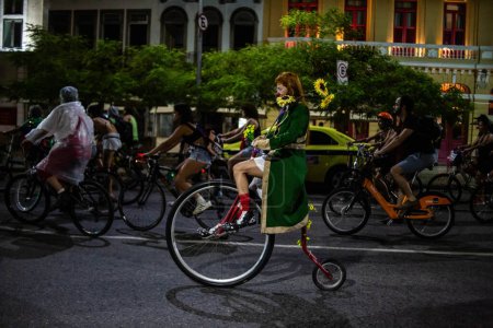 Foto de RIO DE JANEIRO (RJ), Brasil 01 / 12 / 2024 - Paseo en bicicleta en honor a la artista circense venezolana Julieta Hernández, quien fue asesinada en diciembre en Manaus. El evento tuvo lugar en el centro de la ciudad de Río de Janeiro - Imagen libre de derechos
