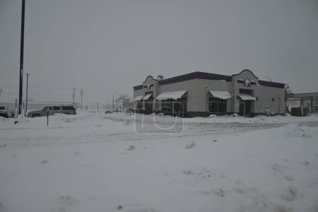 Foto de Blizzard afecta al estado de Iowa en Cedar Rapids, Iowa. 12 de enero de 2024, Cedar Rapids, Iowa, Estados Unidos: Las advertencias de Blizzard se vieron afectadas en Cedar Rapids, Iowa, el viernes, ya que las condiciones traicioneras impactaron las carreteras de toda la zona - Imagen libre de derechos