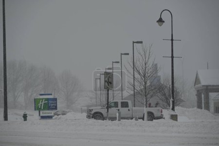 Foto de Blizzard afecta al estado de Iowa en Cedar Rapids, Iowa. 12 de enero de 2024, Cedar Rapids, Iowa, Estados Unidos: Las advertencias de Blizzard se vieron afectadas en Cedar Rapids, Iowa, el viernes, ya que las condiciones traicioneras impactaron las carreteras de toda la zona - Imagen libre de derechos