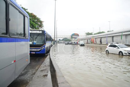 Téléchargez les photos : RIO DE JANEIRO (RJ), Brésil 14 / 01 / 2024 - De fortes pluies depuis la nuit dernière (13) ont provoqué plusieurs inondations dans des quartiers du nord de Rio de Janeiro tels que Iraja et Rocha Miranda, entre autres. - en image libre de droit