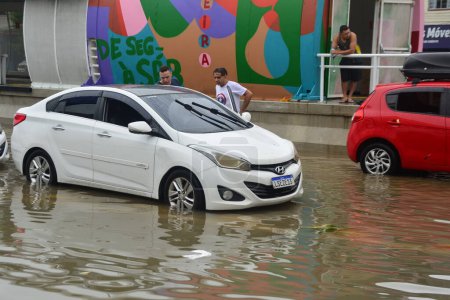 Foto de RIO DE JANEIRO (RJ), Brasil 14 / 01 / 2024 - Las fuertes lluvias desde anoche (13) causaron varias inundaciones en barrios del norte de Río de Janeiro como Iraja y Rocha Miranda, entre otros. - Imagen libre de derechos