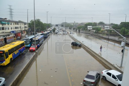 Foto de RIO DE JANEIRO (RJ), Brasil 14 / 01 / 2024 - Las fuertes lluvias desde anoche (13) causaron varias inundaciones en barrios del norte de Río de Janeiro como Iraja y Rocha Miranda, entre otros. - Imagen libre de derechos