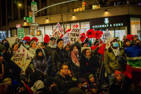Téléchargez les photos : Solidarité avec le Freedom Theatre : 13 janvier 2024, Manhattan, New York, USA : Des manifestants se sont rassemblés aujourd'hui à la 42ème rue et 6e Avenue à Manhattan, exprimant leur solidarité avec le Freedom Theatre et exigeant la libération immédiate de Mustafa Sheta - en image libre de droit