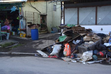 Foto de RIO DE JANEIRO (RJ), Brasil 15 / 01 / 2024 - Los residentes de Rocha Miranda en la zona norte de Río de Janeiro, pasaron el día tratando de limpiar sus casas y negocios y aliviar los daños. - Imagen libre de derechos
