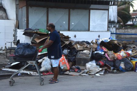 Téléchargez les photos : RIO DE JANEIRO (RJ), Brésil 15 / 01 / 2024 - Les résidents de Rocha Miranda dans la zone nord de Rio de Janeiro, ont passé la journée à essayer de nettoyer leurs maisons et leurs entreprises et à atténuer les dommages. - en image libre de droit