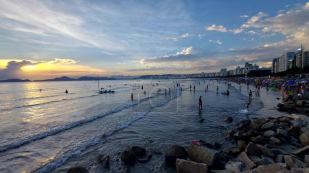 Foto de SANTOS (SP), Brasil 16 / 01 / 2024 - La fuerte ola de calor ha llevado a turistas y personas de Santos a ocupar todas las playas de Santos, en la costa de Sao Paulo, este martes (16). - Imagen libre de derechos