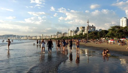 Téléchargez les photos : SANTOS (SP), Brésil 16 / 01 / 2024 - La forte vague de chaleur a conduit les touristes et les habitants de Santos à occuper toutes les plages de Santos, sur la côte de Sao Paulo, ce mardi (16). - en image libre de droit