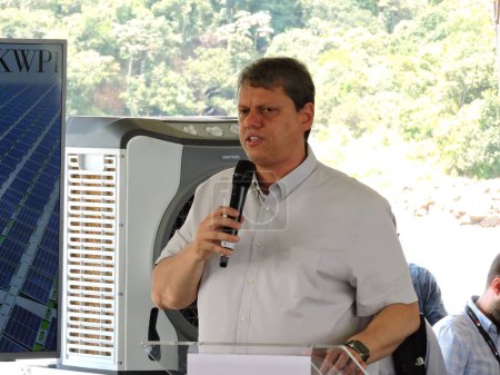 Téléchargez les photos : Sao Paulo (SP), Brésil 17 / 01 / 2024 - Le gouverneur Tarcisio de Freitas et le maire de Sao Paulo Ricardo Nunes ont participé à l'inauguration au barrage de Billings, de la première phase de mise en œuvre de l'Araucaria Floating Pho - en image libre de droit