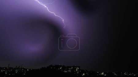 Foto de SAO PAULO (SP), Brasil 18 / 01 / 2024 - Relámpago registrado en la zona sur de Sao Paulo durante una noche lluviosa en la capital de Sao Paulo. - Imagen libre de derechos