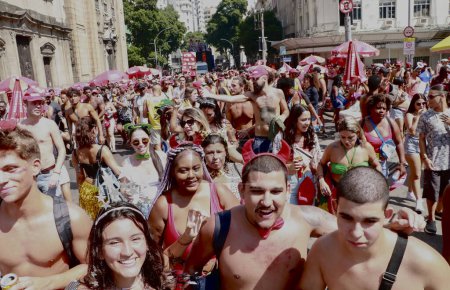 Téléchargez les photos : Rio de Janeiro (RJ), Brésil 20 / 01 / 2024 - A trois semaines du Carnaval, les blocs sont déjà dans les rues de Rio ce weekend. Ce samedi (20) marque le premier défilé d'un mégablock dans le pré-carnaval de Rio - en image libre de droit