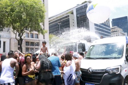 Téléchargez les photos : Rio de Janeiro (RJ), Brésil 20 / 01 / 2024 Cedai installe des stations d'hydratation et jette de l'eau pour rafraîchir les fêtards. A trois semaines du Carnaval, les rues sont déjà dans les rues de Rio ce week-end. - en image libre de droit