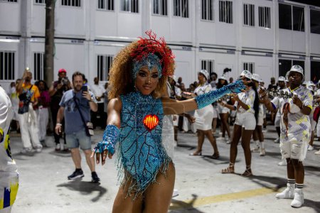 Téléchargez les photos : RIO DE JANEIRO (RJ), Brésil 21 / 01 / 2024 - La reine du tambour Mayara Lima lors de la répétition technique de Paraiso do Tuiuti ce dimanche (21), aux Marques de Sapucai. - en image libre de droit