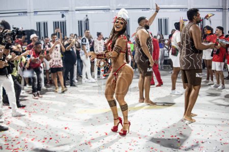 Téléchargez les photos : RIO DE JANEIRO (RJ), Brésil 21 / 01 / 2024 - La reine du tambour de Salgueiro Viviane Araujo, lors de la répétition technique de l "école de samba ce dimanche (21), aux Marques de Sapucai. - en image libre de droit