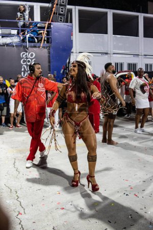 Foto de RIO DE JANEIRO (RJ), Brasil 21 / 01 / 2024 - La reina del tambor Salgueiro Viviane Araujo, durante el ensayo técnico de la escuela de samba este domingo (21), en Marques de Sapucai. - Imagen libre de derechos