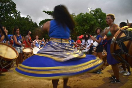 Téléchargez les photos : RIO DE JANEIRO (RJ), Brésil 21 / 01 / 2024 - Tambores de Olukun exécute des spectacles culturels pré-carnavalesques et est contagieux de leur joie carnavalesque au milieu du remblai Flamengo dans la zone sud de Rio - en image libre de droit