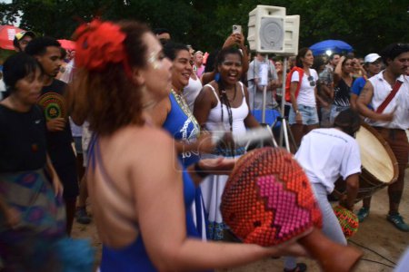 Téléchargez les photos : RIO DE JANEIRO (RJ), Brésil 21 / 01 / 2024 - Tambores de Olukun exécute des spectacles culturels pré-carnavalesques et est contagieux de leur joie carnavalesque au milieu du remblai Flamengo dans la zone sud de Rio - en image libre de droit
