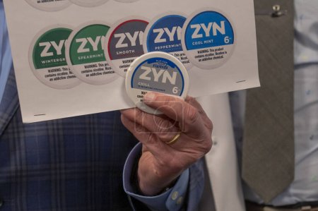 Téléchargez les photos : Le sénateur Schumer exhorte la FDA de la FTC à enquêter sur ZYN pour le marketing et l'amplification ; préoccupations en matière de santé liées aux enfants. 21 janvier 2024, New York, New York, États-Unis : leader de la majorité au Sénat, États-Unis Sénateur Chuck Schumer (D-NY) - en image libre de droit