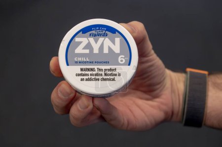 Foto de El Senador Schumer insta a la FTC FDA a investigar a ZYN por problemas de salud relacionados con niños. 21 de enero de 2024, Nueva York, Nueva York, Estados Unidos: Philip Morris International es dueño de ZYN; se ven bolsas de nicotina flip can - Imagen libre de derechos