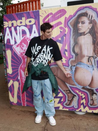 Foto de Sao Paulo (SP), Brasil 25 / 01 / 2024 - El actor Reynaldo Gianecchini rinde homenaje a Aacantora Anitta que realiza su ensayo de carnaval en el Memorial da America Latina en Sao Paulo, este jueves 25 de enero de 2024 - Imagen libre de derechos