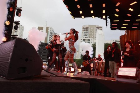 Foto de Sao Paulo (SP), 25 / 01 / 2024 - La cantante Luisa Sonza hace una participación con la cantante Anitta que realiza su Ensayo de Anitta, en el Memorial da America Latina en Sao Paulo, este jueves - Imagen libre de derechos