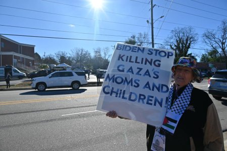 Photo for Protester holds sign urging Joe Biden to "stop killing Gaza's men, women and children" outside of Saint John Baptist Church, US President Joe Biden arrived at Saint John Baptist Church to attend Sunday morning mass in Columbia, South Carolina. - Royalty Free Image