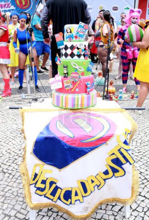 Foto de Río de Janeiro (RJ), Brasil 27 / 01 / 2024 - Tradicional bloque de festividades carioca conocido por sus trajes de héroes, guitarras y personajes clásicos, desfiles en la región central de Río de Janeiro . - Imagen libre de derechos