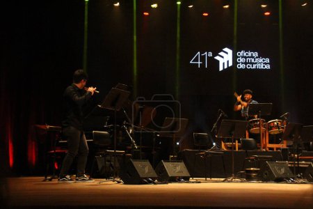 Foto de CURITIBA (PR), Brasil 26 / 01 / 2024 Como parte del programa del 41º Taller de Música de Curitiba, la Orquestra a Base de Corda actuó en el Teatro Guaira - Imagen libre de derechos
