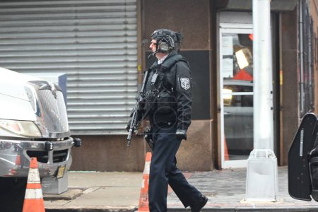 Téléchargez les photos : Un suspect de vol fait réagir le SWAT à Newark, dans le New Jersey. 26 janvier 2024, Newark, New Jersey, États-Unis : Un suspect de vol armé d'une arme s'est barricadé dans un bâtiment de Washington Street, vendredi après-midi - en image libre de droit
