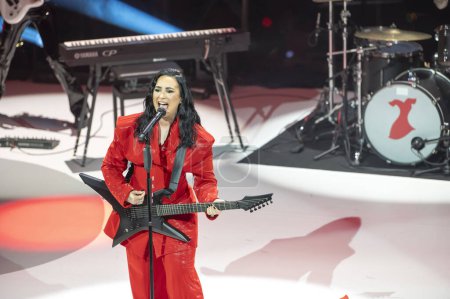 Foto de The American Heart Association 's Red Dress Collection Concert 2024 (en inglés). 31 de enero de 2024, Nueva York, Nueva York, EE. UU.: Demi Lovato actúa en el escenario durante el concierto de la Colección de Vestidos Rojos 2024 de la Asociación Americana del Corazón en el Centro Lincoln - Imagen libre de derechos