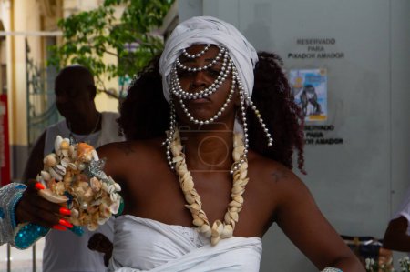 Téléchargez les photos : Rio de janeiro (RJ), Brésil 02 / 02 / 2024 - Les filles de Gandhy se sont concentrées sur la procession de cadeaux d'Iemanja ce vendredi (02) à Praa XV, au centre-ville de Rio de Janeiro pour livrer les cadeaux - en image libre de droit