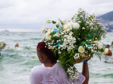 Foto de Rio de janeiro (RJ), Brasil 02 / 02 2024 - Una gran celebración de las casas madres africanas centenarias celebradas este viernes por la tarde (02), en la playa de Arpoador, al sur de Río de Janeiro. - Imagen libre de derechos