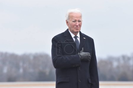 Téléchargez les photos : Le président américain Joe Biden et la première dame américaine Jill Biden participent à un transfert digne des trois soldats tués dans une attaque de drone en Jordanie par des militants soutenus par l'Iran à la base aérienne de Douvres, dans le Delaware. février 2, 2024 - en image libre de droit