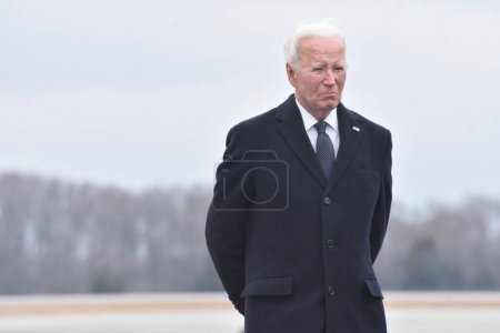Téléchargez les photos : Le président américain Joe Biden et la première dame américaine Jill Biden participent à un transfert digne des trois soldats tués dans une attaque de drone en Jordanie par des militants soutenus par l'Iran à la base aérienne de Douvres, dans le Delaware. février 2, 2024 - en image libre de droit