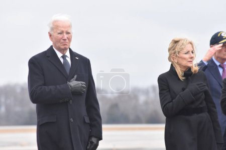 Foto de El presidente estadounidense Joe Biden y la primera dama estadounidense Jill Biden participan en una transferencia digna de los tres soldados muertos en un ataque con drones en Jordania por militantes respaldados por Irán en la Base Aérea de Dover en Dover, Delaware. febrero 2, 2024 - Imagen libre de derechos