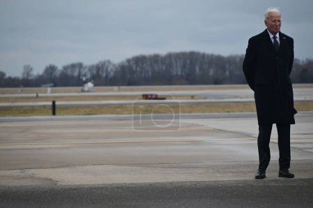 Foto de El presidente estadounidense Joe Biden y la primera dama estadounidense Jill Biden participan en una transferencia digna de los tres soldados muertos en un ataque con drones en Jordania por militantes respaldados por Irán en la Base Aérea de Dover en Dover, Delaware. febrero 2, 2024 - Imagen libre de derechos