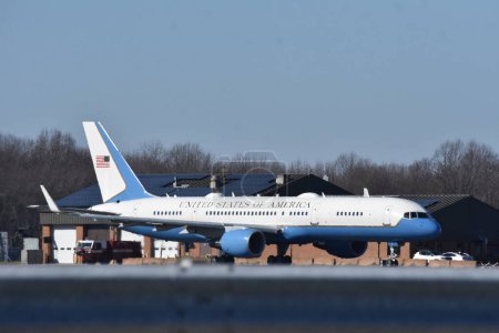 Téléchargez les photos : Air Force Two avec le vice-président des États-Unis Kamala Harris et le deuxième gentilhomme des États-Unis Doug Emhoff à bord a quitté la base de la Garde nationale aérienne du Delaware après la visite au quartier général de la campagne de Biden-Harris, samedi. - en image libre de droit