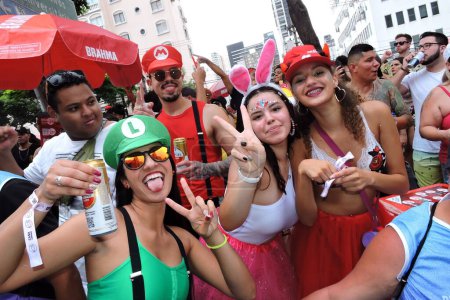 Téléchargez les photos : Sao Paulo (SP), Brésil 03 / 02 / 2024 - Le groupe Casa Comigo traditionnel a tenu son défilé pré-carnaval sur l'Avenida Henrique Schaumann, dans le quartier Pinheiros, le samedi après-midi - en image libre de droit