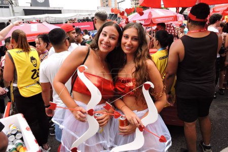 Téléchargez les photos : Sao Paulo (SP), Brésil 03 / 02 / 2024 - Le groupe Casa Comigo traditionnel a tenu son défilé pré-carnaval sur l'Avenida Henrique Schaumann, dans le quartier Pinheiros, le samedi après-midi - en image libre de droit