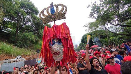 Téléchargez les photos : Sao Paulo (SP), Brésil 03 / 02 / 2024 - Mouvement des fêtards pendant le bloc de Ritaleena qui rend hommage à la reine du rocher Rita Lee, cette année le bloc part à une nouvelle adresse, descendant Avenida Sumare vers Perdizes - en image libre de droit