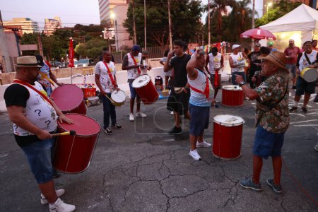 Téléchargez les photos : Sao Paulo (SP), Brésil 02 / 02 / 2024 - Banda Bantanta Folia ouvre le Carnaval Officiel d'Abasp - Association des Bandes de Carnaval de Sao Paulo, dans le quartier de Butanta dans la nuit de ce vendredi 2 février 2024. - en image libre de droit