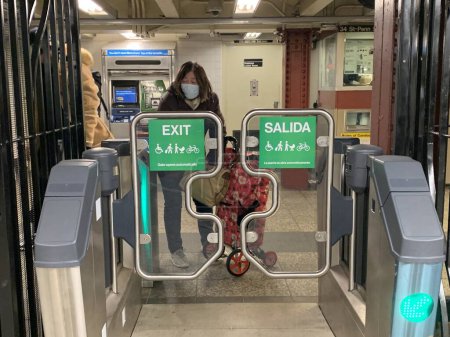 Téléchargez les photos : New Subway Fare Gates for safety and fare evasion in New York City. 1er février 2024, New York, États-Unis : La New York Metropolitan Iransportation Authority installe de nouvelles barrières tarifaires dans certains métros en tant que pilotes ; tester l'efficacité - en image libre de droit